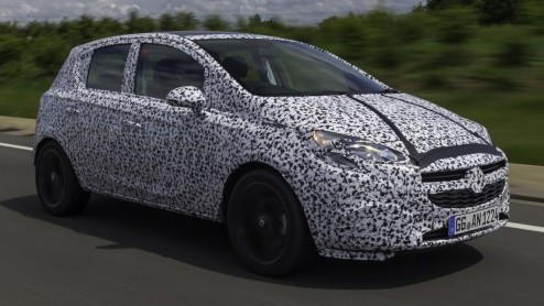 Eindelijk zien we hier de eerste levenstekenen van de nieuwe generatie Opel Corsa. De auto wordt -volledig gecamoufleerd, dat wel- op de openbare weg getest.