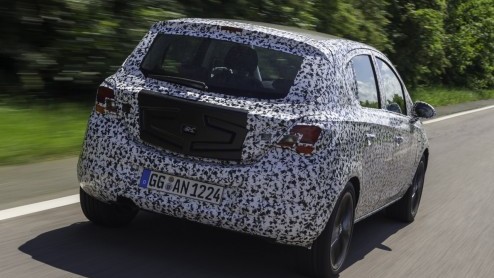 Eindelijk zien we hier de eerste levenstekenen van de nieuwe generatie Opel Corsa. De auto wordt -volledig gecamoufleerd, dat wel- op de openbare weg getest.