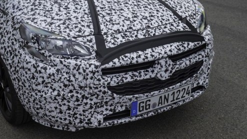 Eindelijk zien we hier de eerste levenstekenen van de nieuwe generatie Opel Corsa. De auto wordt -volledig gecamoufleerd, dat wel- op de openbare weg getest.