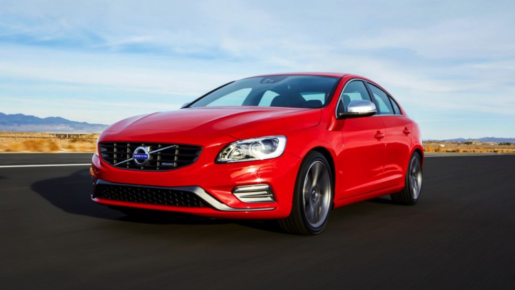 Volvo introduceert S60 T2 en V60 T2 automaat als nieuwe instapper voor modeljaar 2016.