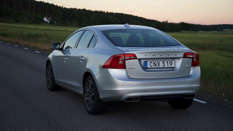 Volvo introduceert S60 T2 en V60 T2 automaat als nieuwe instapper voor modeljaar 2016.