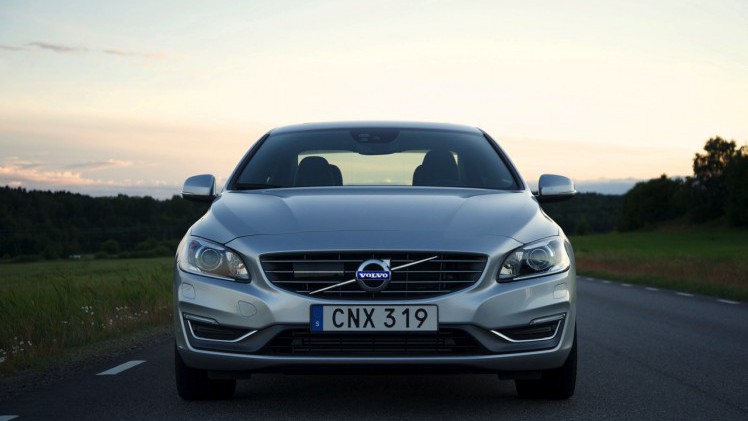 Volvo introduceert S60 T2 en V60 T2 automaat als nieuwe instapper voor modeljaar 2016.