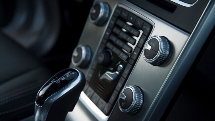 Volvo introduceert S60 T2 en V60 T2 automaat als nieuwe instapper voor modeljaar 2016.