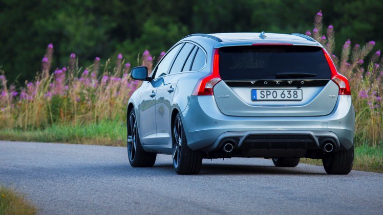 Volvo introduceert S60 T2 en V60 T2 automaat als nieuwe instapper voor modeljaar 2016.