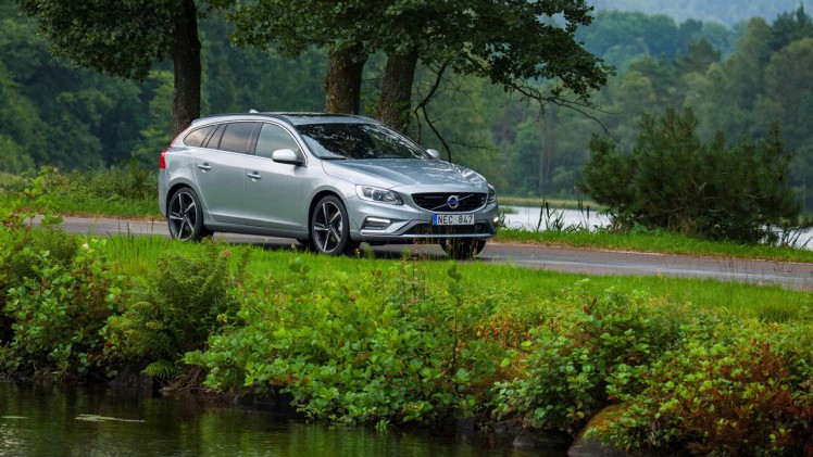 Volvo introduceert S60 T2 en V60 T2 automaat als nieuwe instapper voor modeljaar 2016.