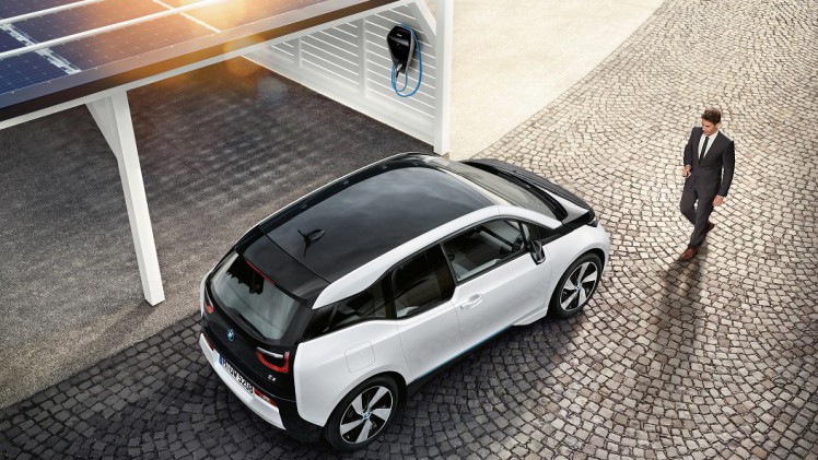 Als eerste automerk presenteert BMW een slimme laadservice, die de auto alleen oplaadt als de stroom het goedkoopst is. Het zou zelfs mogelijk moeten zijn geld te verdienen met het opladen van je auto