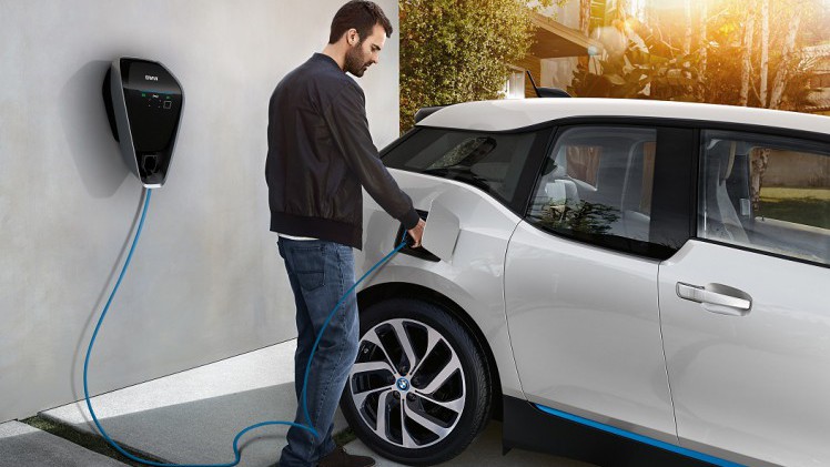 Als eerste automerk presenteert BMW een slimme laadservice, die de auto alleen oplaadt als de stroom het goedkoopst is. Het zou zelfs mogelijk moeten zijn geld te verdienen met het opladen van je auto