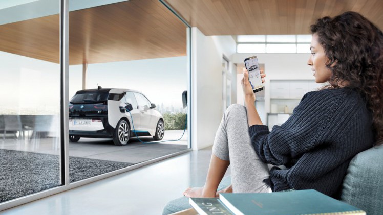 Als eerste automerk presenteert BMW een slimme laadservice, die de auto alleen oplaadt als de stroom het goedkoopst is. Het zou zelfs mogelijk moeten zijn geld te verdienen met het opladen van je auto
