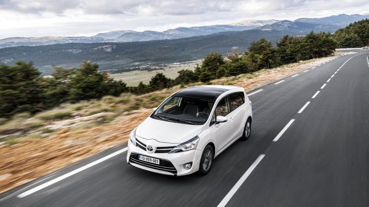 Update Toyota Verso met verbeterd interieur en meer veiligheidsuitrusting uit het Toyota Safety Sense pakket.