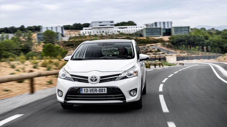Update Toyota Verso met verbeterd interieur en meer veiligheidsuitrusting uit het Toyota Safety Sense pakket.