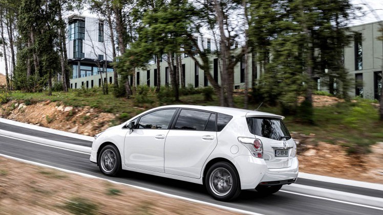 Update Toyota Verso met verbeterd interieur en meer veiligheidsuitrusting uit het Toyota Safety Sense pakket.
