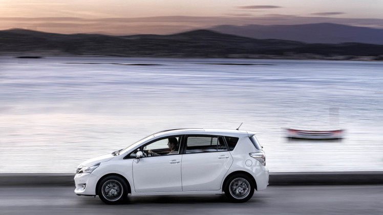 Update Toyota Verso met verbeterd interieur en meer veiligheidsuitrusting uit het Toyota Safety Sense pakket.