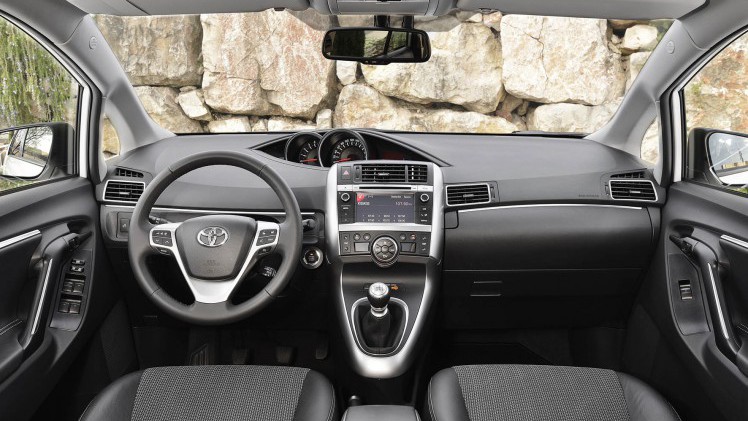 Update Toyota Verso met verbeterd interieur en meer veiligheidsuitrusting uit het Toyota Safety Sense pakket.