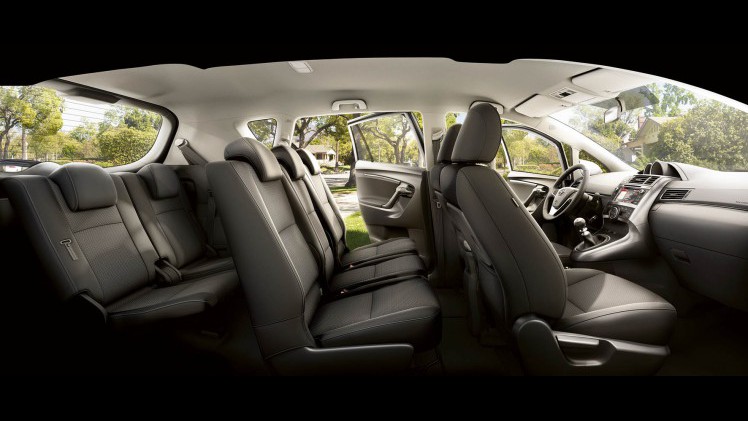 Update Toyota Verso met verbeterd interieur en meer veiligheidsuitrusting uit het Toyota Safety Sense pakket.