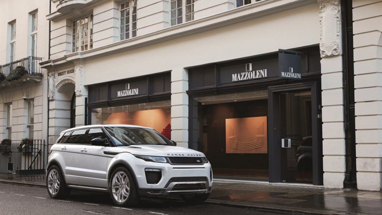 Range Rover Evoque MY 2017 is in het nieuwe modeljaar beschikbaar met nieuwe lakkleuren, het InControl Touch Pro 10.2 infotainmentsysteem en kan besteld worden met het Graphite Design Pack. Kies maar!
