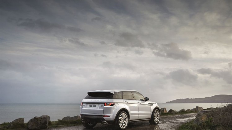 Range Rover Evoque MY 2017 is in het nieuwe modeljaar beschikbaar met nieuwe lakkleuren, het InControl Touch Pro 10.2 infotainmentsysteem en kan besteld worden met het Graphite Design Pack. Kies maar!