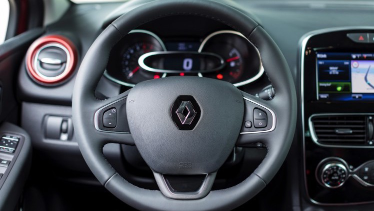 De nieuwe Renault Clio is rondom bijgeschaafd en debuteert met LED-koplampen en een verbeterd interieur. Ook is er meer motorenkeuze. We zetten de prijzen en uitvoeringen op een rij.