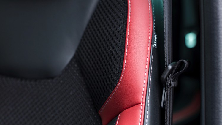 De nieuwe Renault Clio is rondom bijgeschaafd en debuteert met LED-koplampen en een verbeterd interieur. Ook is er meer motorenkeuze. We zetten de prijzen en uitvoeringen op een rij.