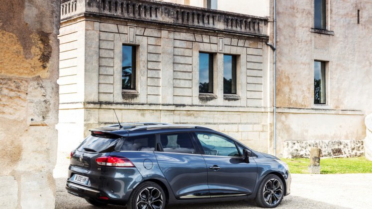 De nieuwe Renault Clio is rondom bijgeschaafd en debuteert met LED-koplampen en een verbeterd interieur. Ook is er meer motorenkeuze. We zetten de prijzen en uitvoeringen op een rij.