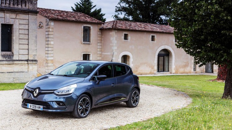 De nieuwe Renault Clio is rondom bijgeschaafd en debuteert met LED-koplampen en een verbeterd interieur. Ook is er meer motorenkeuze. We zetten de prijzen en uitvoeringen op een rij.