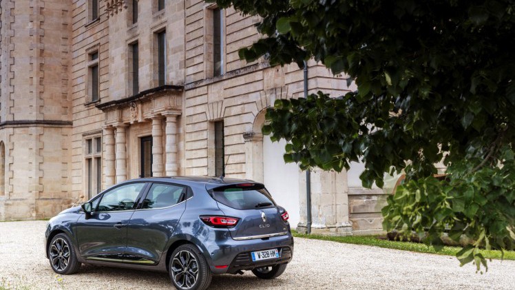 De nieuwe Renault Clio is rondom bijgeschaafd en debuteert met LED-koplampen en een verbeterd interieur. Ook is er meer motorenkeuze. We zetten de prijzen en uitvoeringen op een rij.