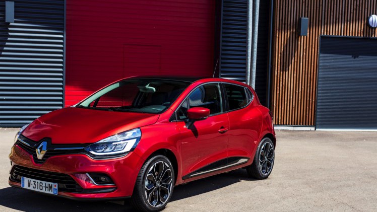 De nieuwe Renault Clio is rondom bijgeschaafd en debuteert met LED-koplampen en een verbeterd interieur. Ook is er meer motorenkeuze. We zetten de prijzen en uitvoeringen op een rij.
