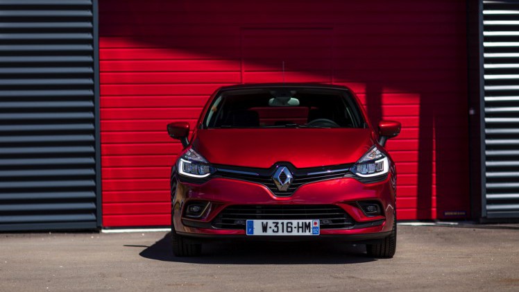 De nieuwe Renault Clio is rondom bijgeschaafd en debuteert met LED-koplampen en een verbeterd interieur. Ook is er meer motorenkeuze. We zetten de prijzen en uitvoeringen op een rij.