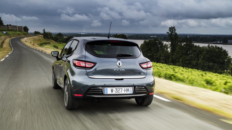 De nieuwe Renault Clio is rondom bijgeschaafd en debuteert met LED-koplampen en een verbeterd interieur. Ook is er meer motorenkeuze. We zetten de prijzen en uitvoeringen op een rij.