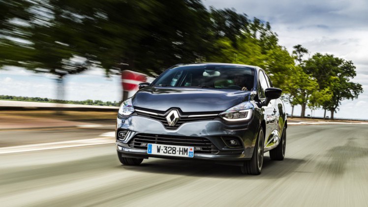De nieuwe Renault Clio is rondom bijgeschaafd en debuteert met LED-koplampen en een verbeterd interieur. Ook is er meer motorenkeuze. We zetten de prijzen en uitvoeringen op een rij.