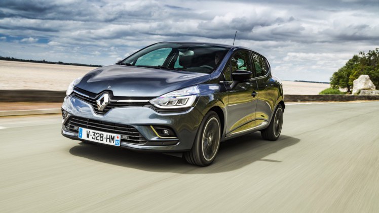 De nieuwe Renault Clio is rondom bijgeschaafd en debuteert met LED-koplampen en een verbeterd interieur. Ook is er meer motorenkeuze. We zetten de prijzen en uitvoeringen op een rij.