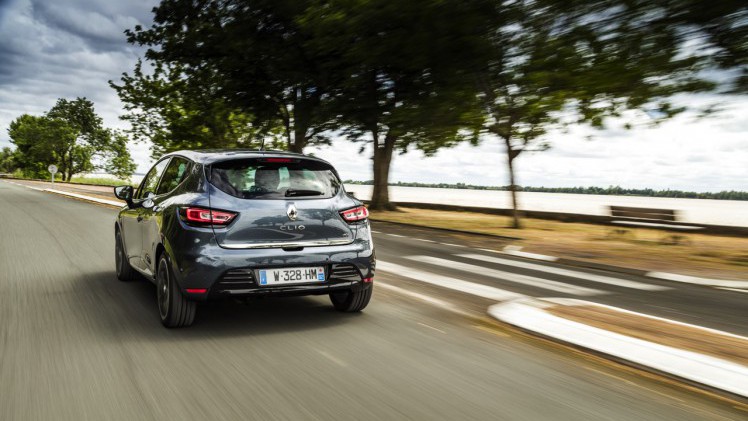 De nieuwe Renault Clio is rondom bijgeschaafd en debuteert met LED-koplampen en een verbeterd interieur. Ook is er meer motorenkeuze. We zetten de prijzen en uitvoeringen op een rij.