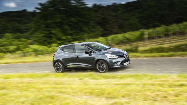 De nieuwe Renault Clio is rondom bijgeschaafd en debuteert met LED-koplampen en een verbeterd interieur. Ook is er meer motorenkeuze. We zetten de prijzen en uitvoeringen op een rij.
