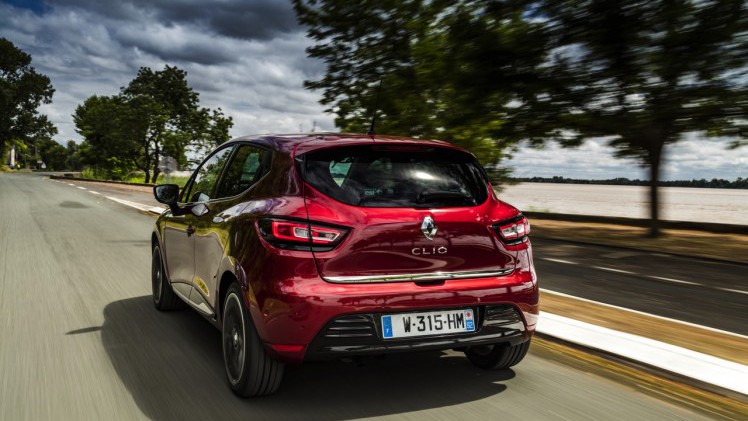 De nieuwe Renault Clio is rondom bijgeschaafd en debuteert met LED-koplampen en een verbeterd interieur. Ook is er meer motorenkeuze. We zetten de prijzen en uitvoeringen op een rij.