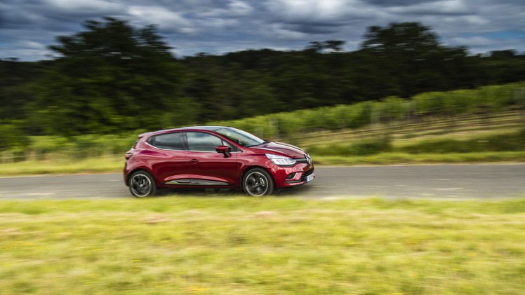 De nieuwe Renault Clio is rondom bijgeschaafd en debuteert met LED-koplampen en een verbeterd interieur. Ook is er meer motorenkeuze. We zetten de prijzen en uitvoeringen op een rij.