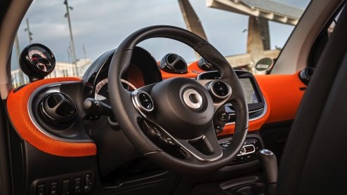 Autotest nieuwe smart fortwo met 70 pk en 90 pk, die vanaf 22 november 2014 in de Nederlandse showrooms staat.