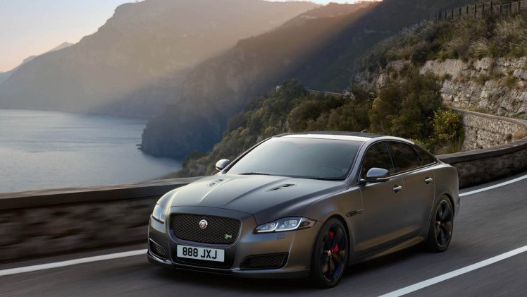 Jaguar brengt de grote XJ op niveau en lanceert de XJR575 topversie.