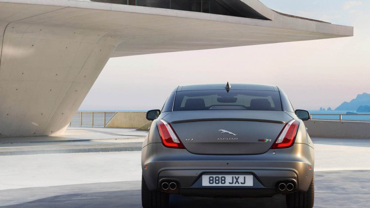 Jaguar brengt de grote XJ op niveau en lanceert de XJR575 topversie.