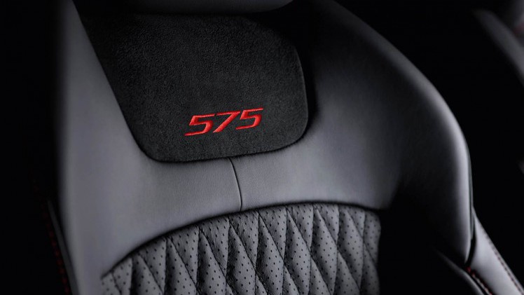 Jaguar brengt de grote XJ op niveau en lanceert de XJR575 topversie.