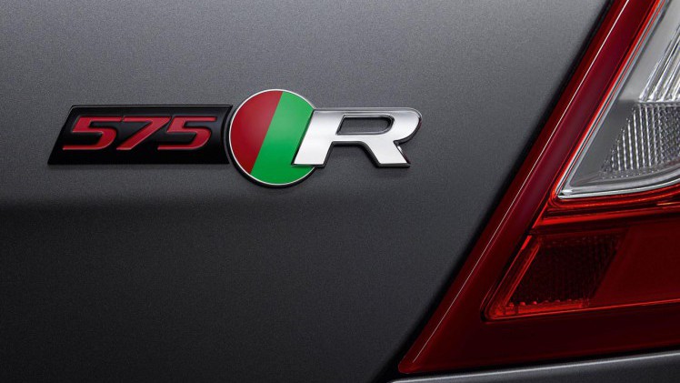 Jaguar brengt de grote XJ op niveau en lanceert de XJR575 topversie.