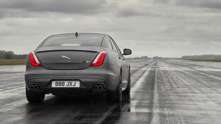Jaguar brengt de grote XJ op niveau en lanceert de XJR575 topversie.