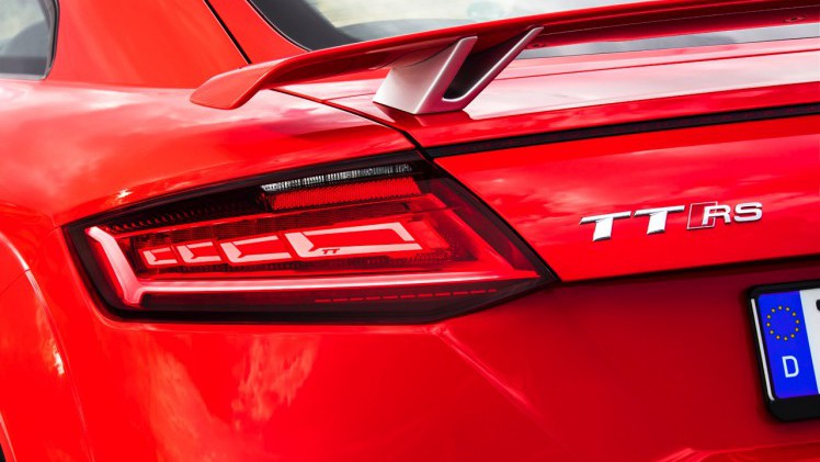 Autotest Audi TT RS 2.5 TFSI, de nieuwe generatie TT RS met compleet herziene vijfcilinder. Worden wij vrolijk van 400 pk en een sportuilaat? We gaan rijden!