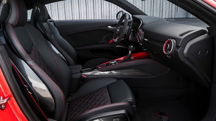 Autotest Audi TT RS 2.5 TFSI, de nieuwe generatie TT RS met compleet herziene vijfcilinder. Worden wij vrolijk van 400 pk en een sportuilaat? We gaan rijden!