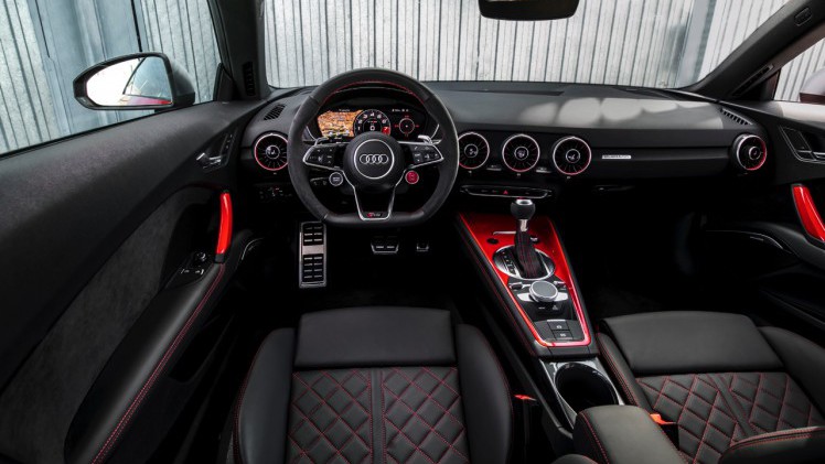 Autotest Audi TT RS 2.5 TFSI, de nieuwe generatie TT RS met compleet herziene vijfcilinder. Worden wij vrolijk van 400 pk en een sportuilaat? We gaan rijden!
