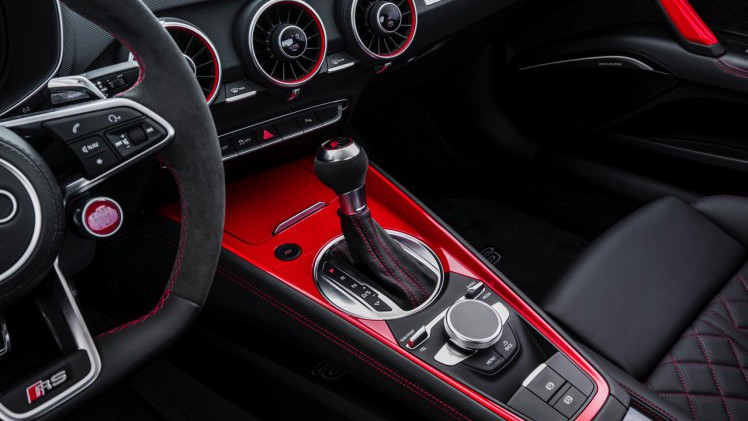 Autotest Audi TT RS 2.5 TFSI, de nieuwe generatie TT RS met compleet herziene vijfcilinder. Worden wij vrolijk van 400 pk en een sportuilaat? We gaan rijden!
