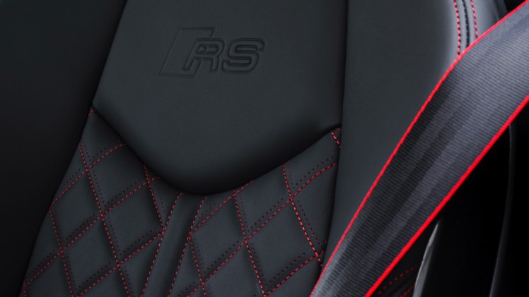Autotest Audi TT RS 2.5 TFSI, de nieuwe generatie TT RS met compleet herziene vijfcilinder. Worden wij vrolijk van 400 pk en een sportuilaat? We gaan rijden!