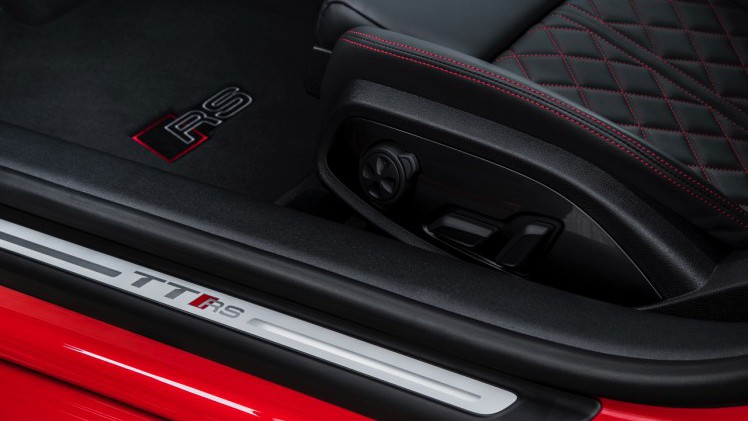 Autotest Audi TT RS 2.5 TFSI, de nieuwe generatie TT RS met compleet herziene vijfcilinder. Worden wij vrolijk van 400 pk en een sportuilaat? We gaan rijden!