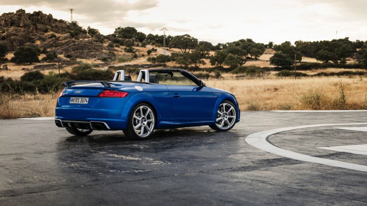 Autotest Audi TT RS 2.5 TFSI, de nieuwe generatie TT RS met compleet herziene vijfcilinder. Worden wij vrolijk van 400 pk en een sportuilaat? We gaan rijden!