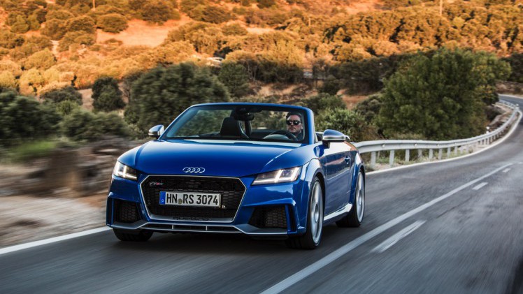 Autotest Audi TT RS 2.5 TFSI, de nieuwe generatie TT RS met compleet herziene vijfcilinder. Worden wij vrolijk van 400 pk en een sportuilaat? We gaan rijden!