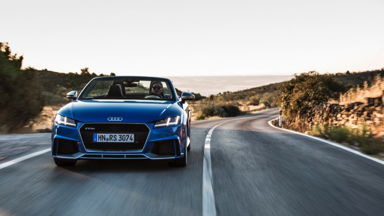 Autotest Audi TT RS 2.5 TFSI, de nieuwe generatie TT RS met compleet herziene vijfcilinder. Worden wij vrolijk van 400 pk en een sportuilaat? We gaan rijden!