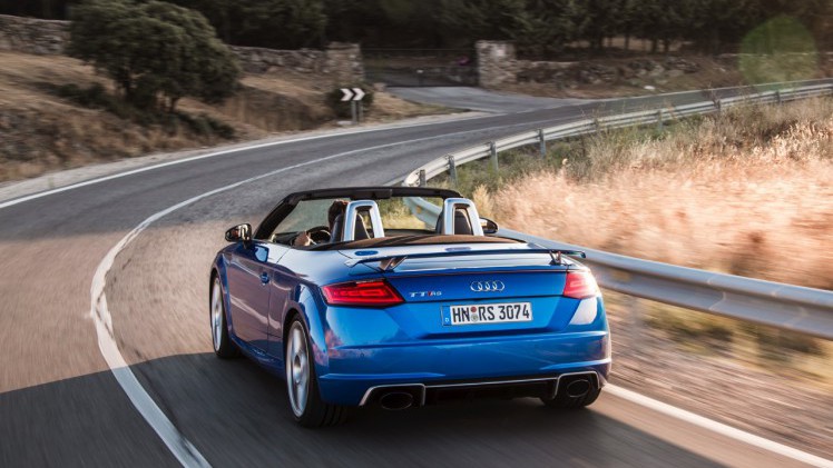 Autotest Audi TT RS 2.5 TFSI, de nieuwe generatie TT RS met compleet herziene vijfcilinder. Worden wij vrolijk van 400 pk en een sportuilaat? We gaan rijden!